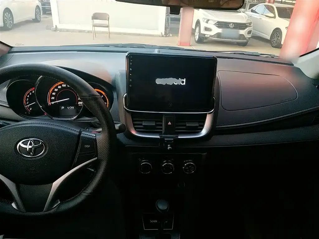 Toyota Yaris L — фото 3