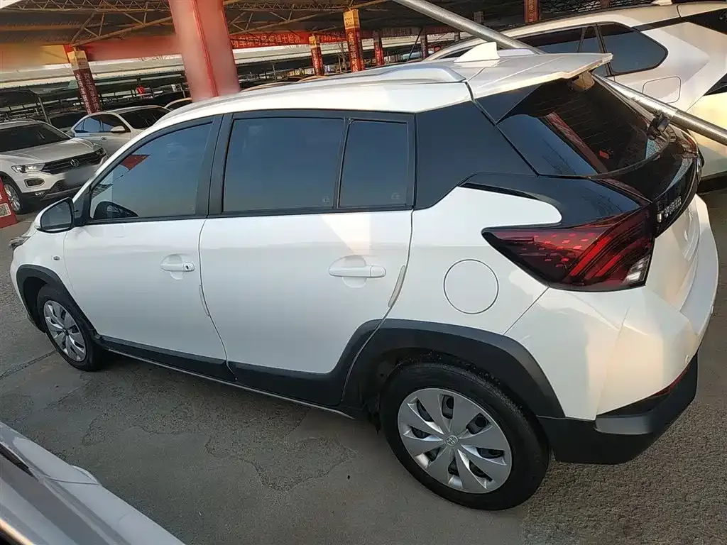 Toyota Yaris L — фото 4