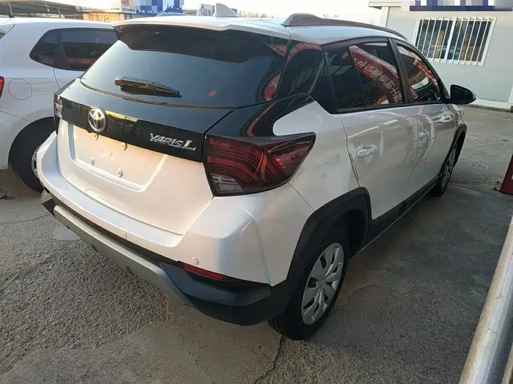 Toyota Yaris L — фото 7