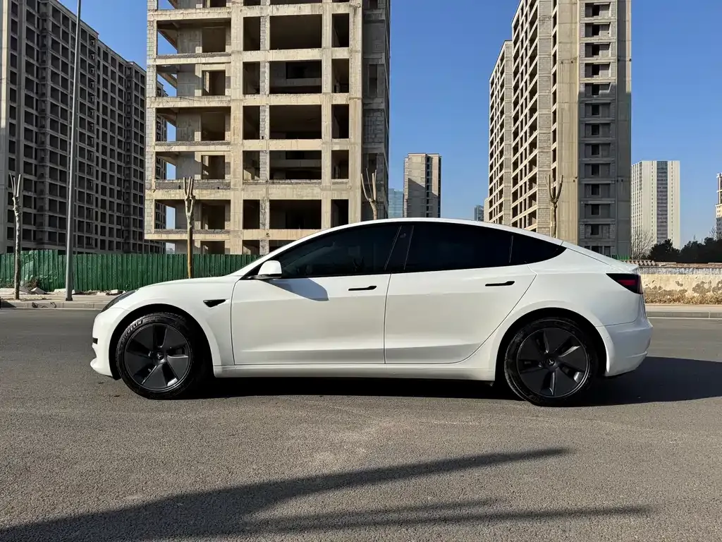 Tesla Model 3 — фото 4