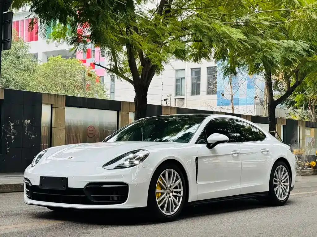Porsche Panamera — фото 1