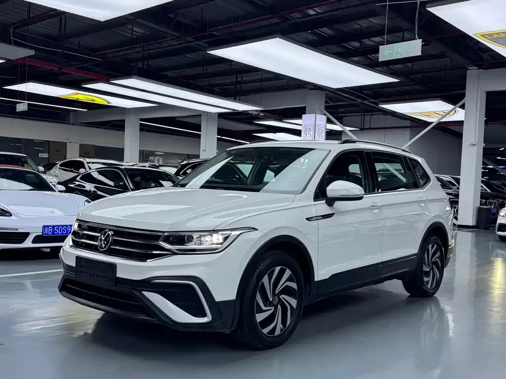 Volkswagen Tiguan L — фото 1