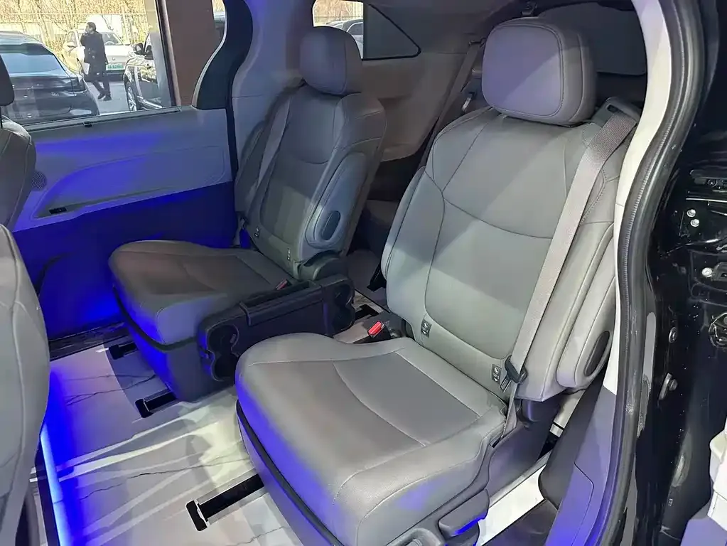 Toyota Granvia — фото 5