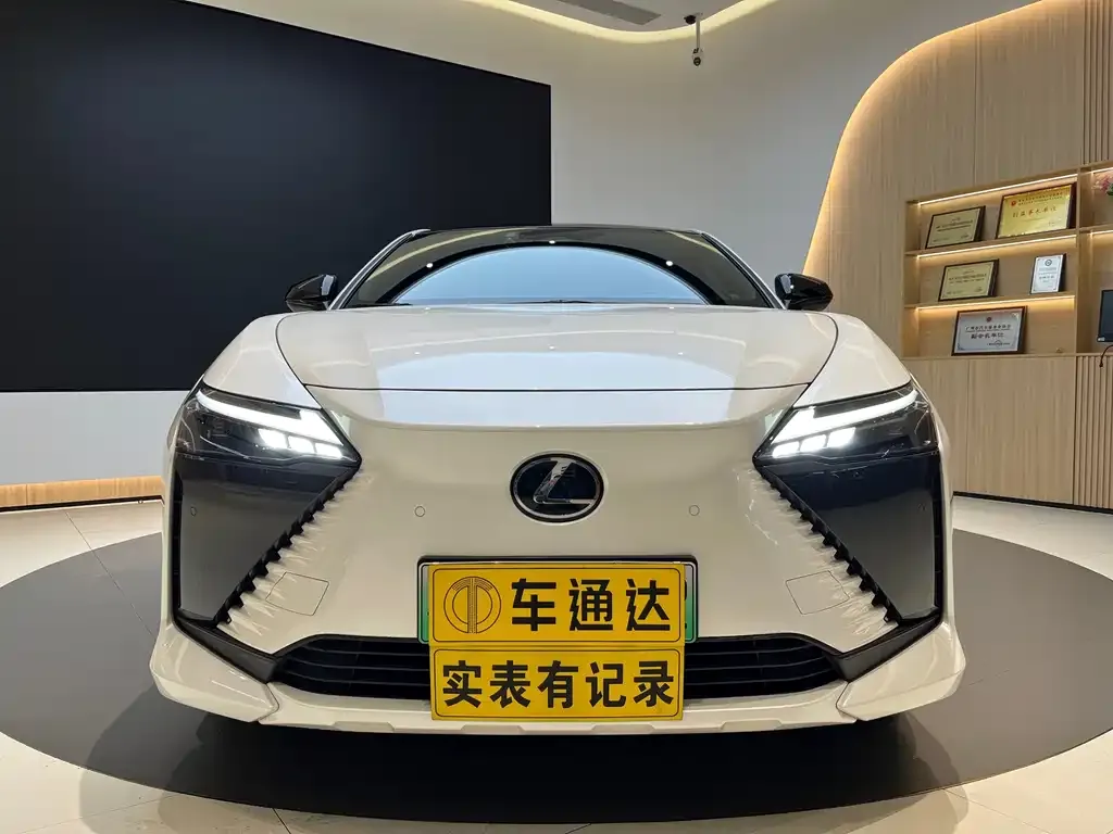 Lexus RZ — фото 1