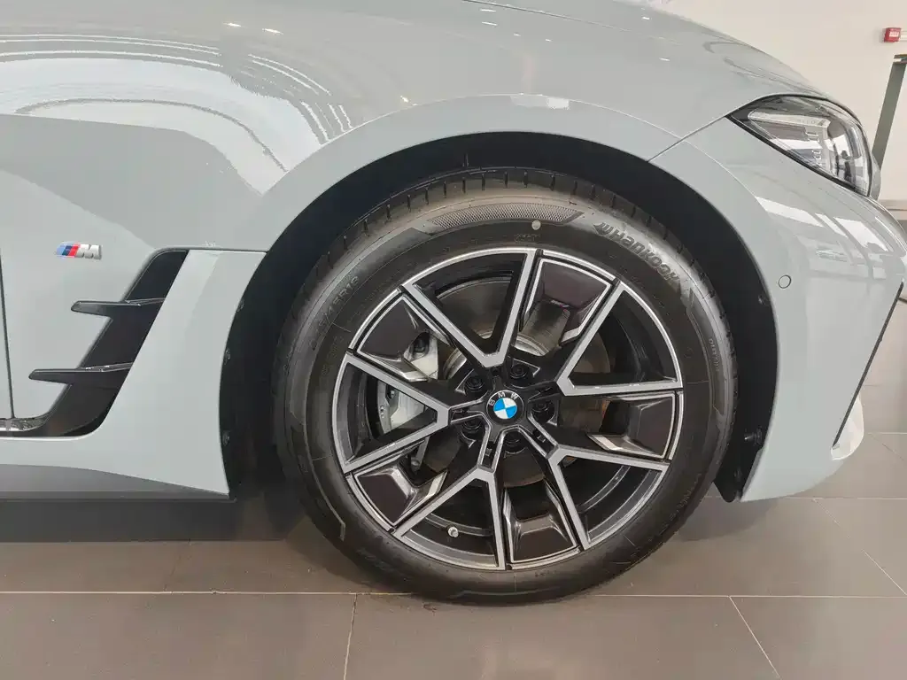 BMW i4 — фото 7