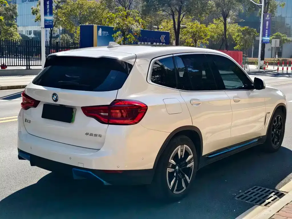 BMW iX3 — фото 6