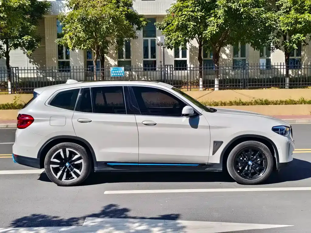 BMW iX3 — фото 5