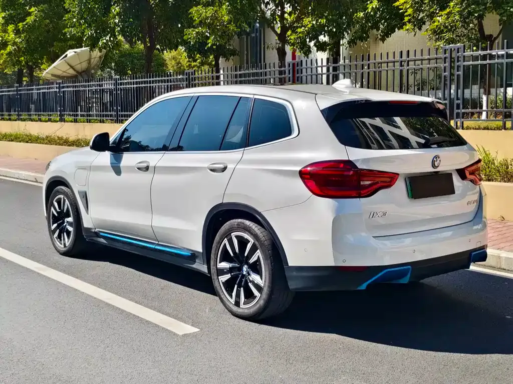 BMW iX3 — фото 8