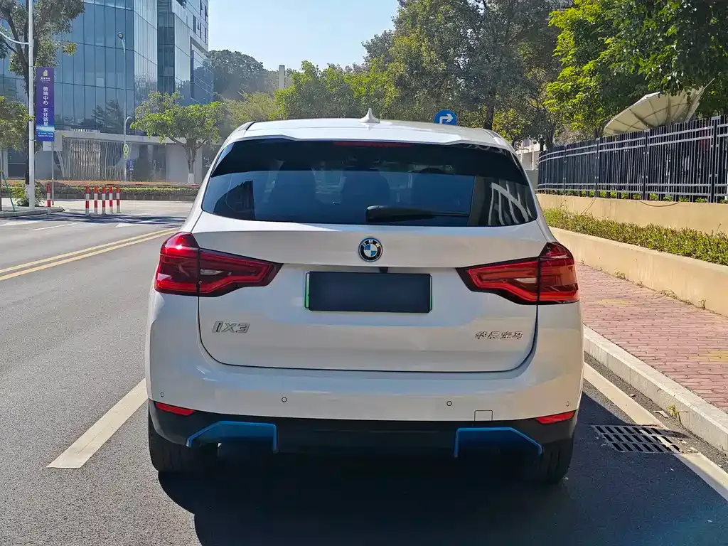 BMW iX3 — фото 10