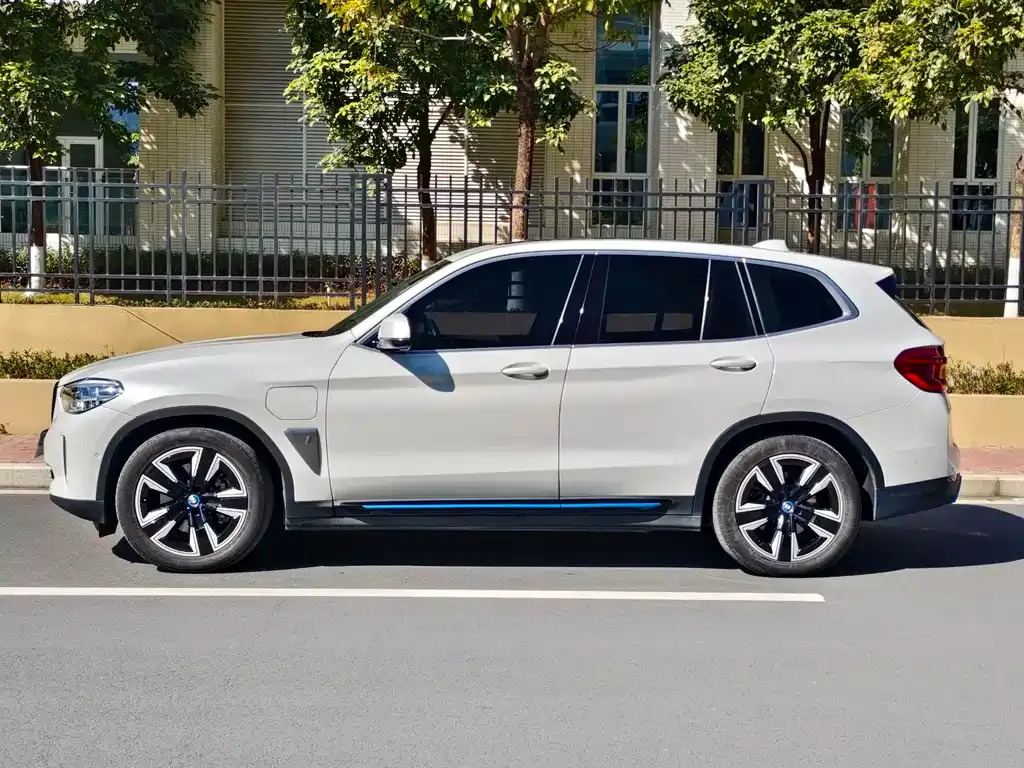 BMW iX3 — фото 9