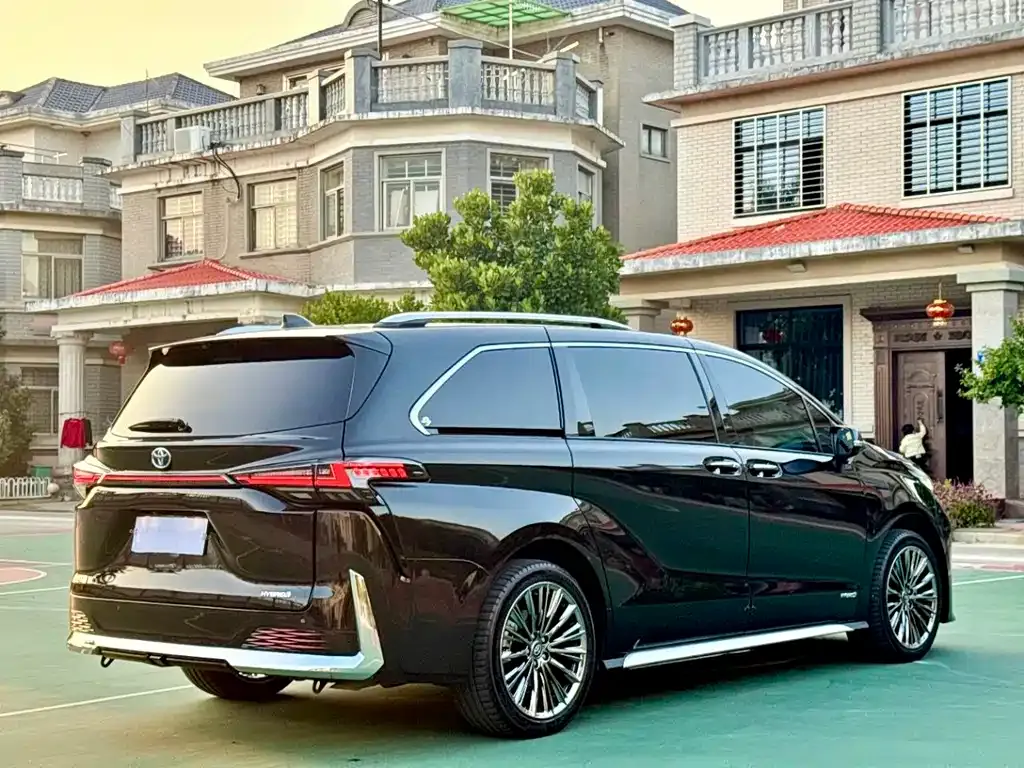 Toyota Granvia — фото 4