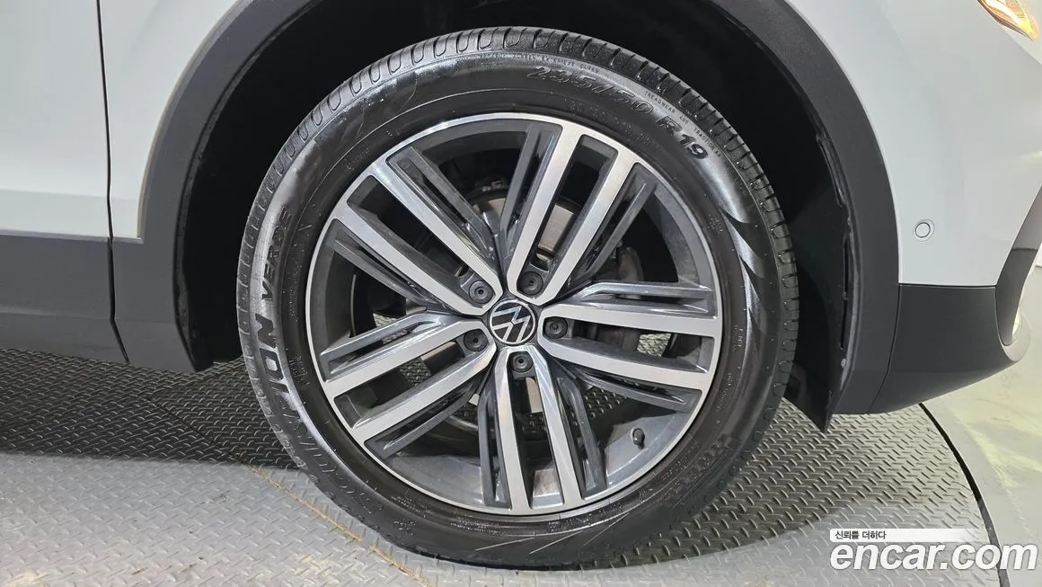 Volkswagen Tiguan — фото 10