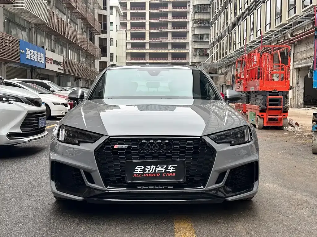 Audi RS 4 — фото 1
