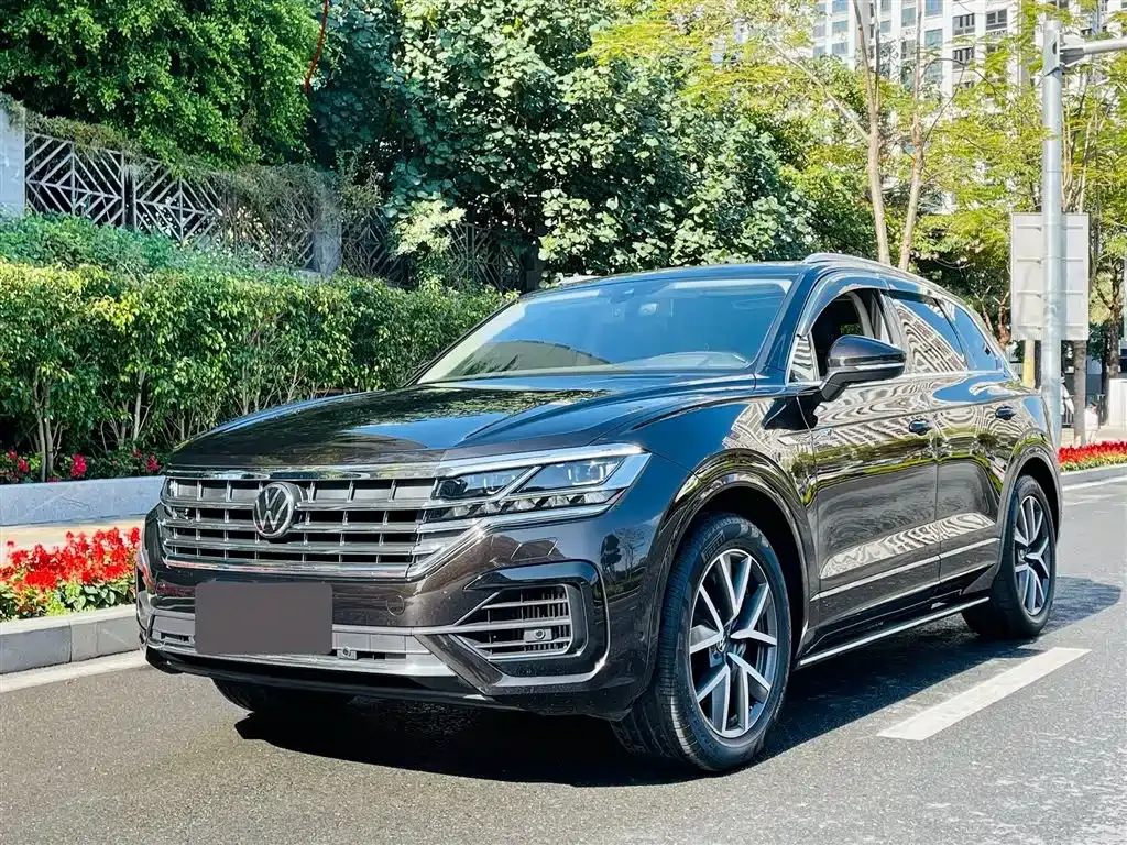 Volkswagen Touareg — фото 1