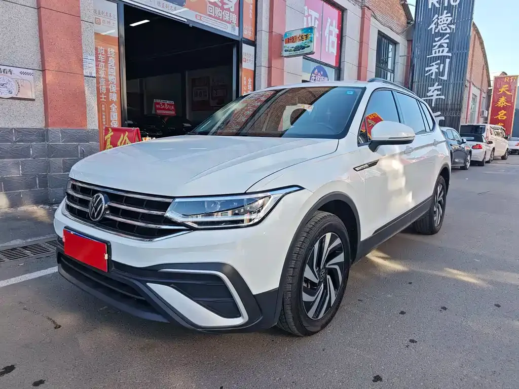 Volkswagen Tiguan L — фото 1