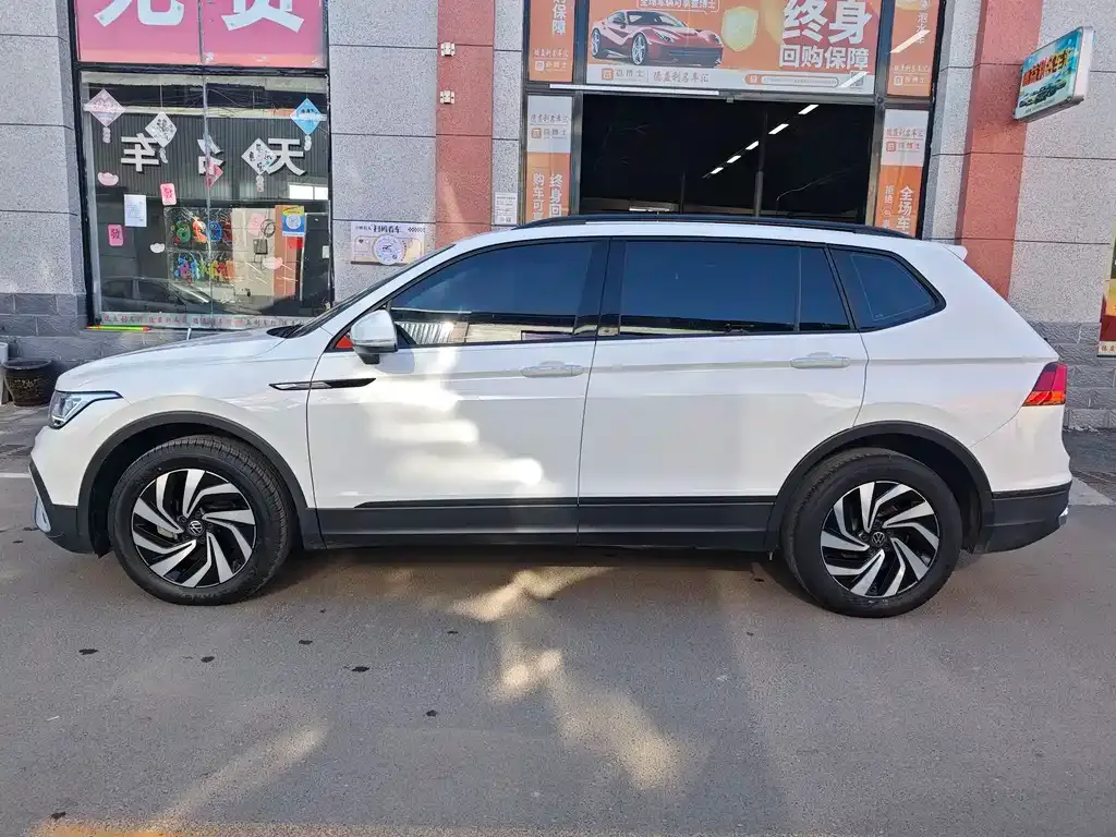 Volkswagen Tiguan L — фото 7
