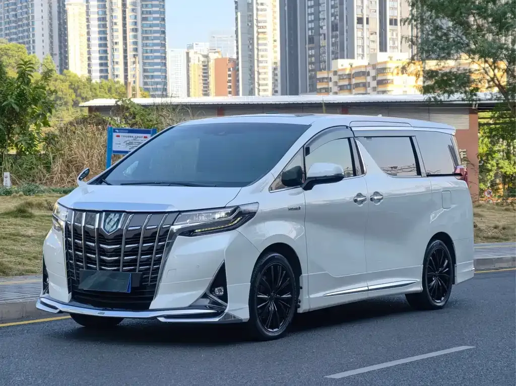 Toyota Alphard — фото 1
