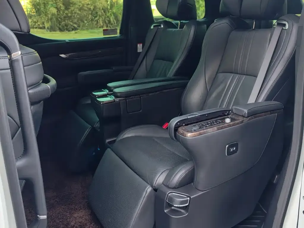 Toyota Alphard — фото 5