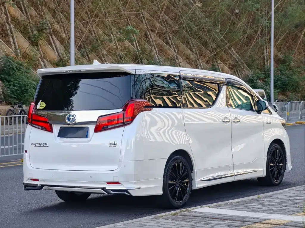 Toyota Alphard — фото 6