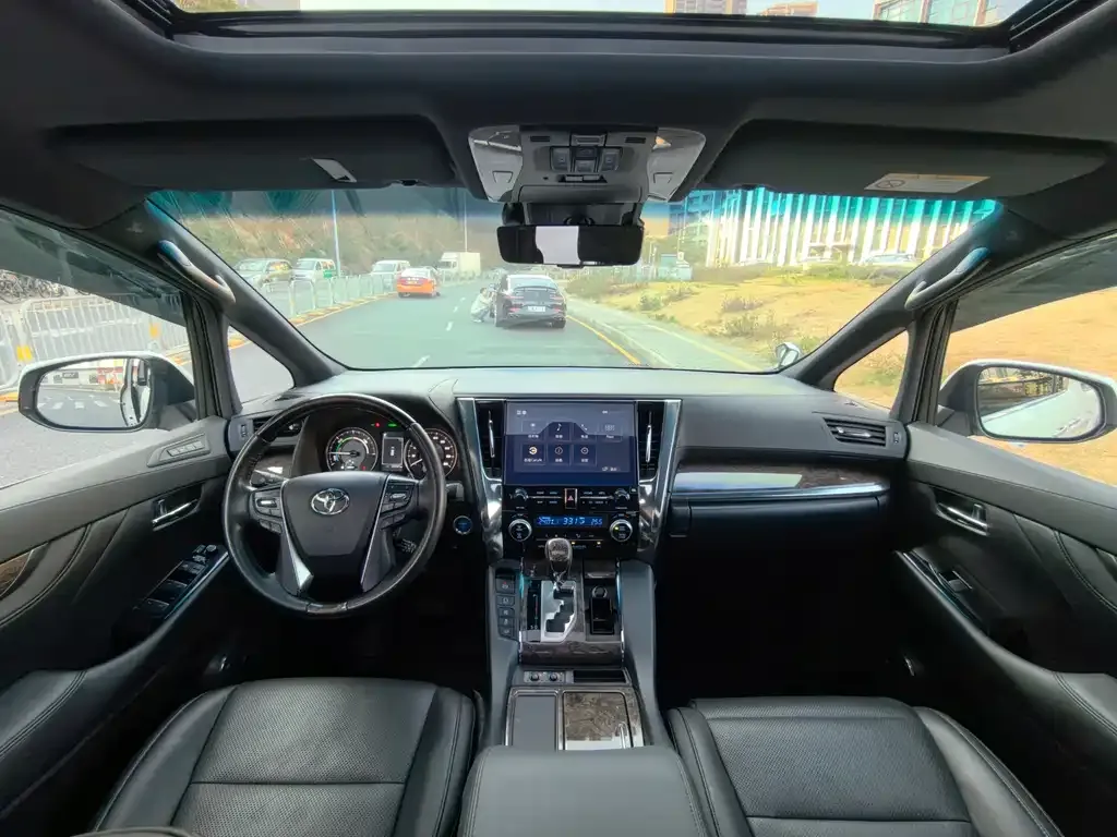 Toyota Alphard — фото 2