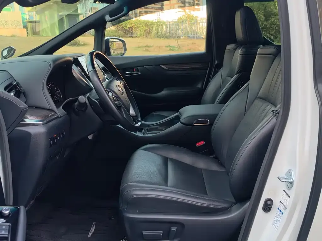 Toyota Alphard — фото 3