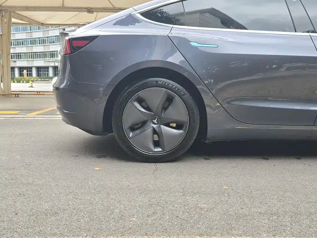 Tesla Model 3 — фото 4