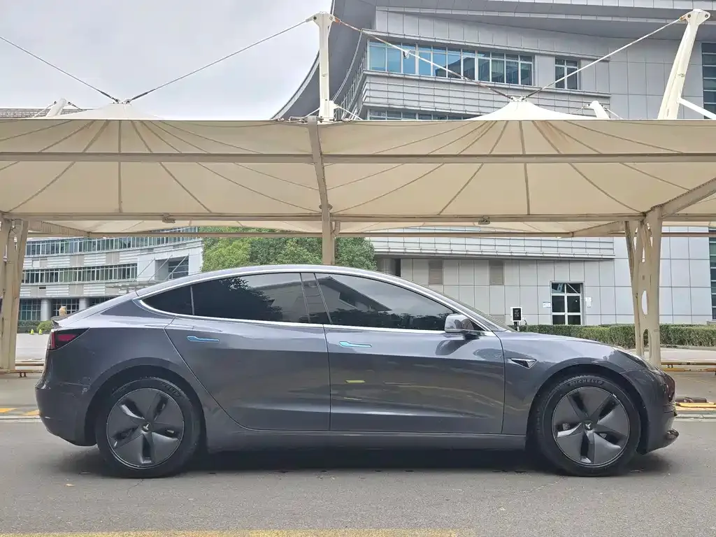Tesla Model 3 — фото 9