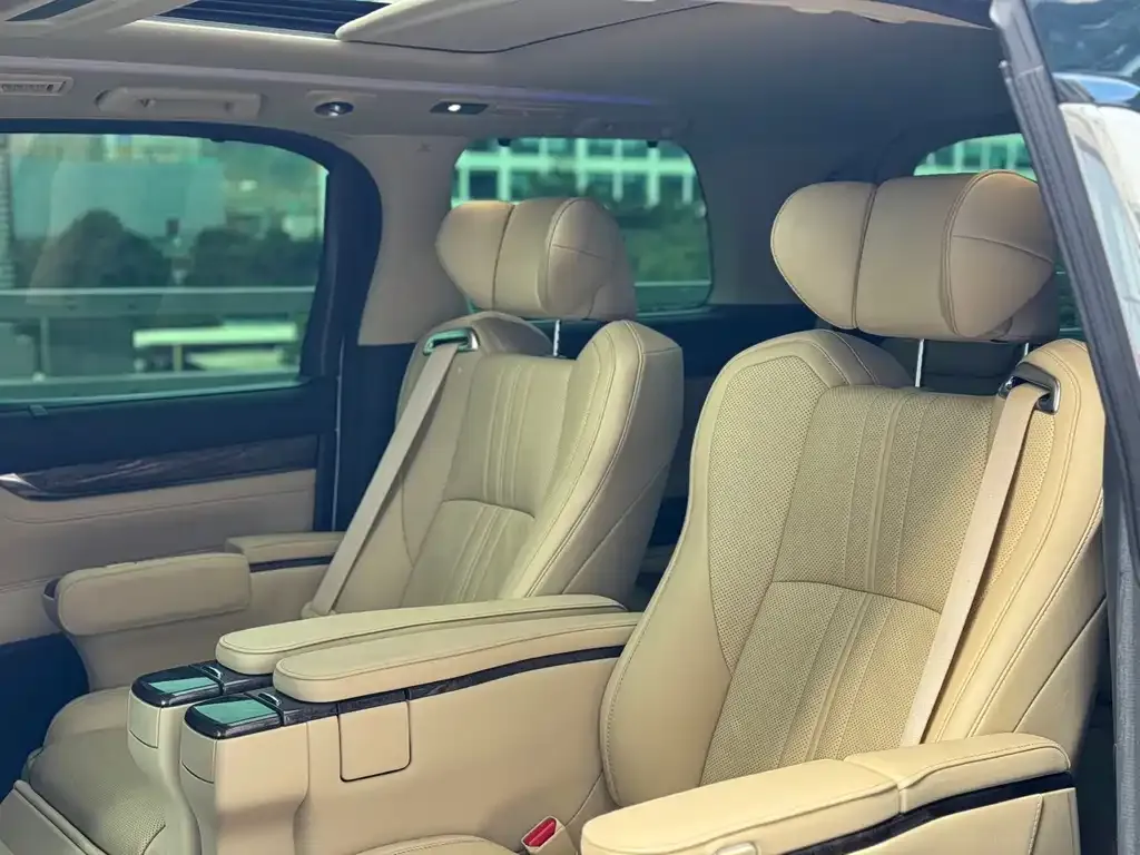Toyota Alphard — фото 8
