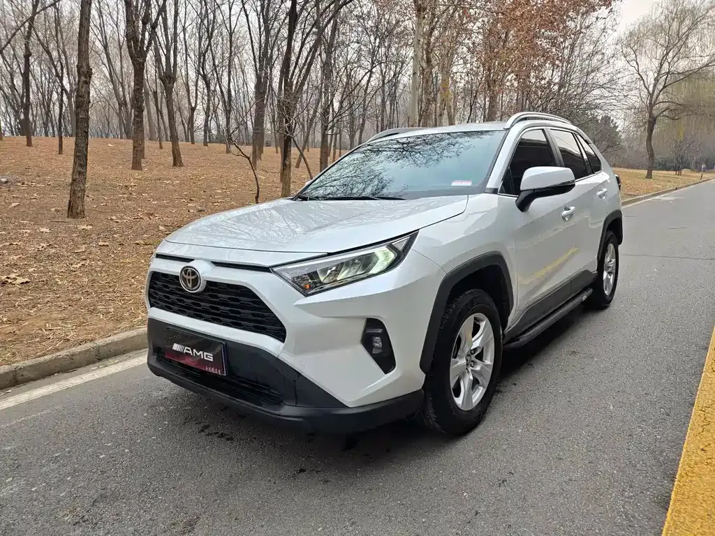 Toyota RAV4 — фото 1