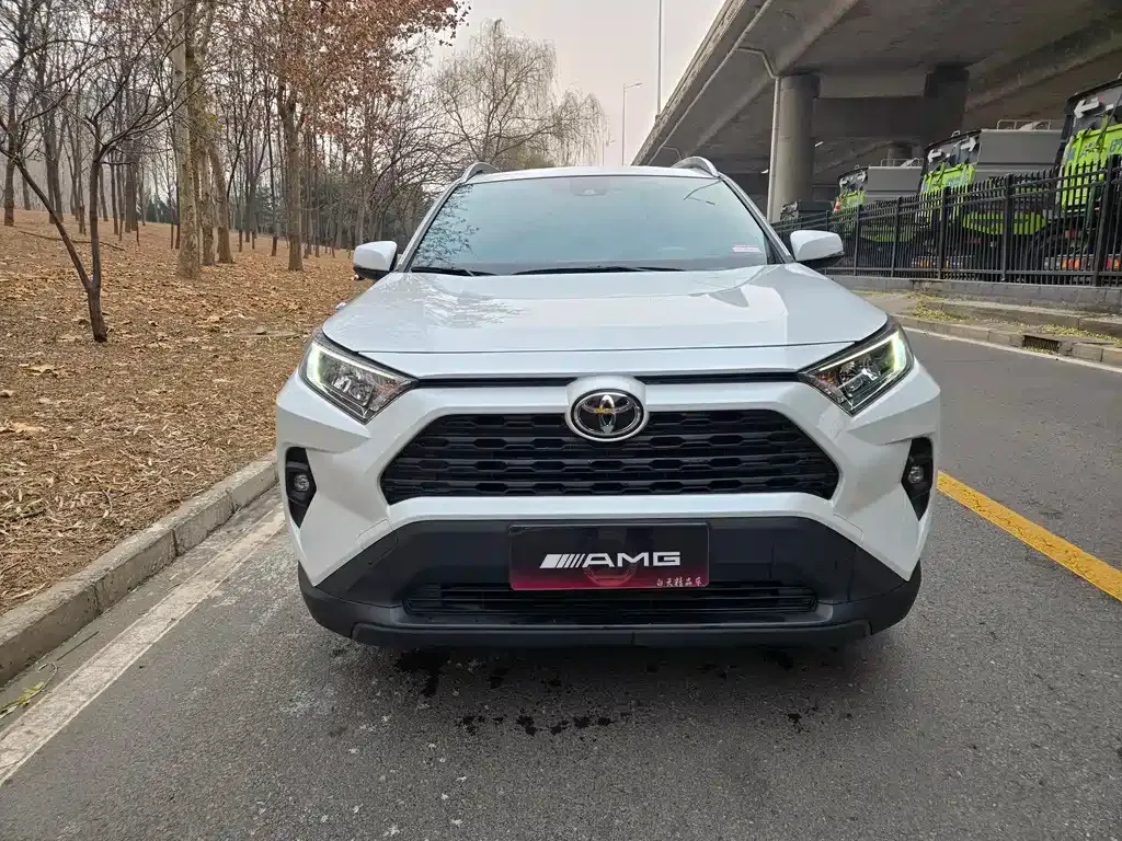 Toyota RAV4 — фото 7
