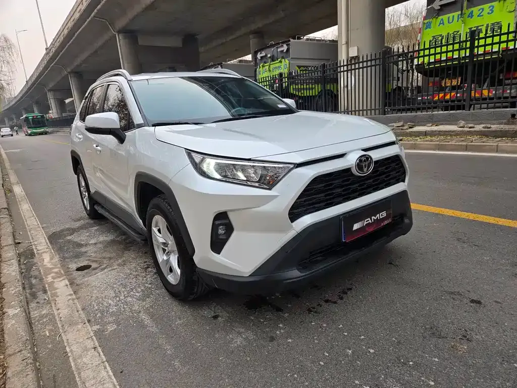Toyota RAV4 — фото 9
