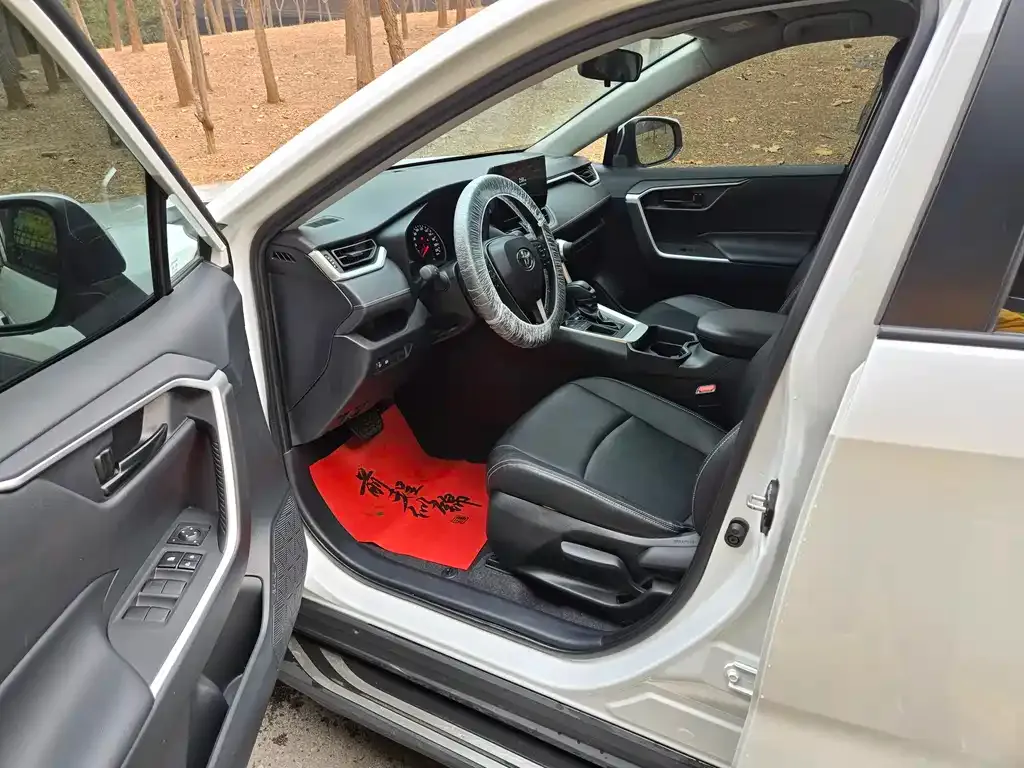 Toyota RAV4 — фото 2