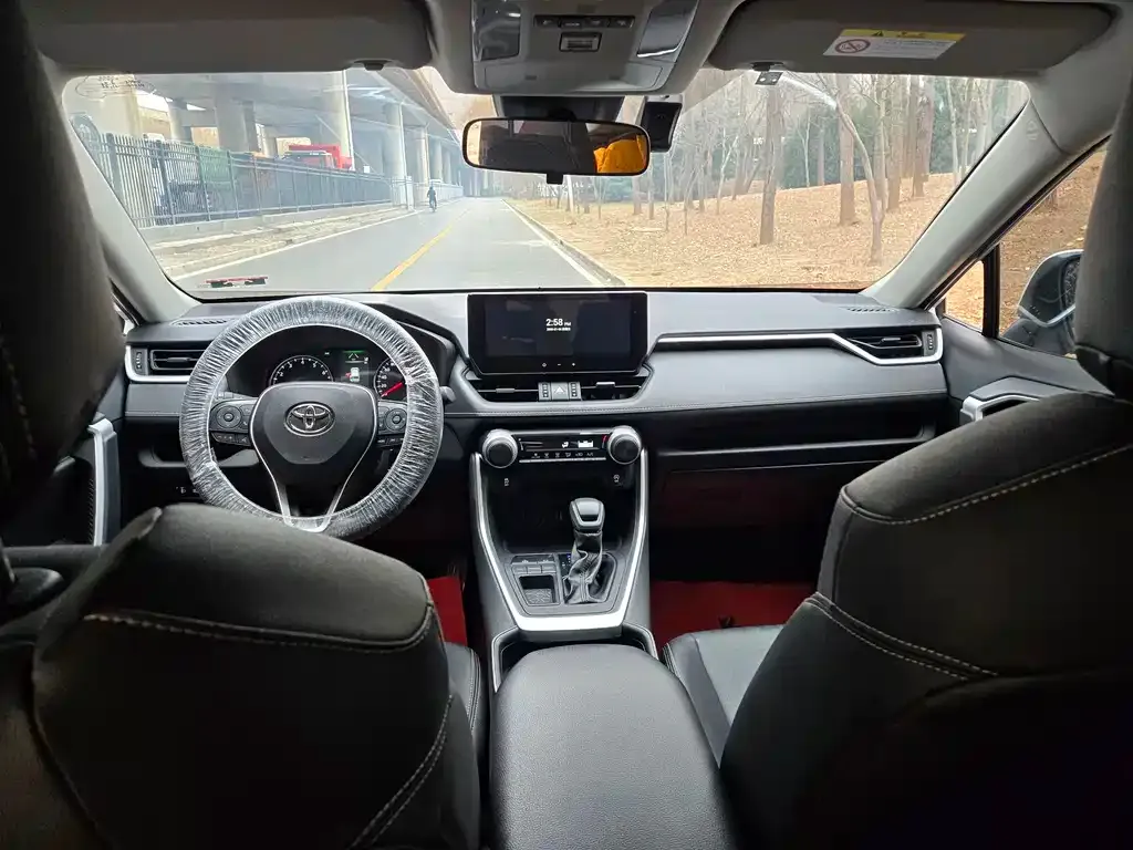 Toyota RAV4 — фото 5