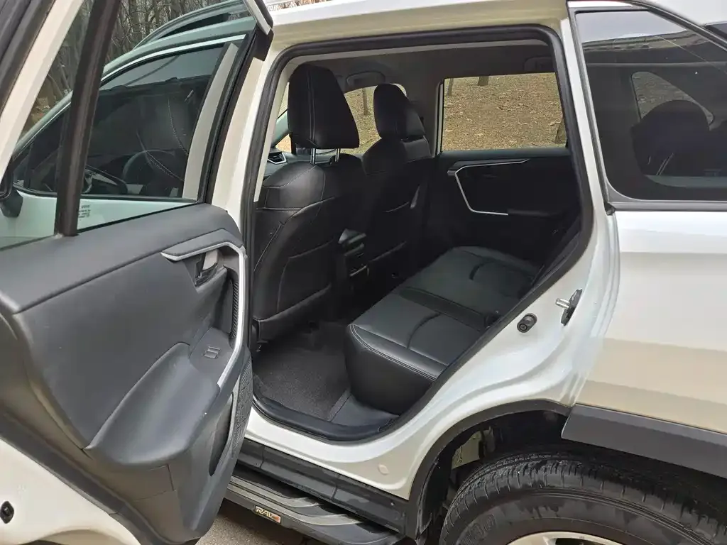Toyota RAV4 — фото 3