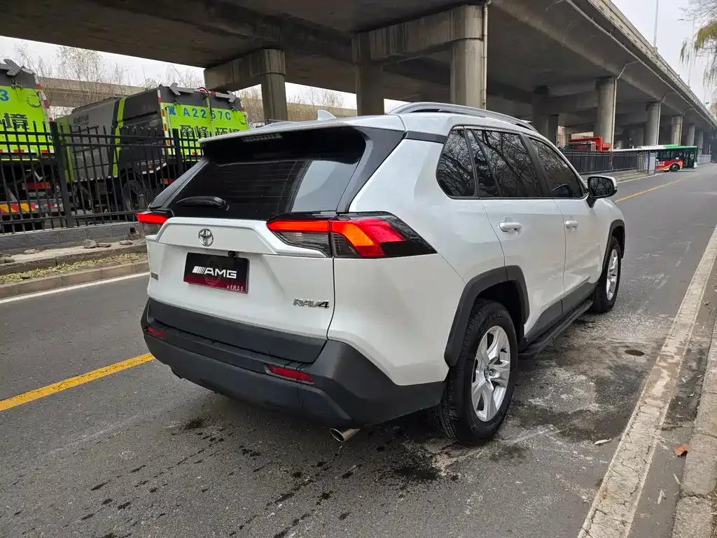 Toyota RAV4 — фото 4