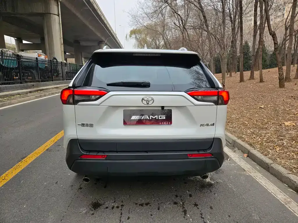 Toyota RAV4 — фото 6