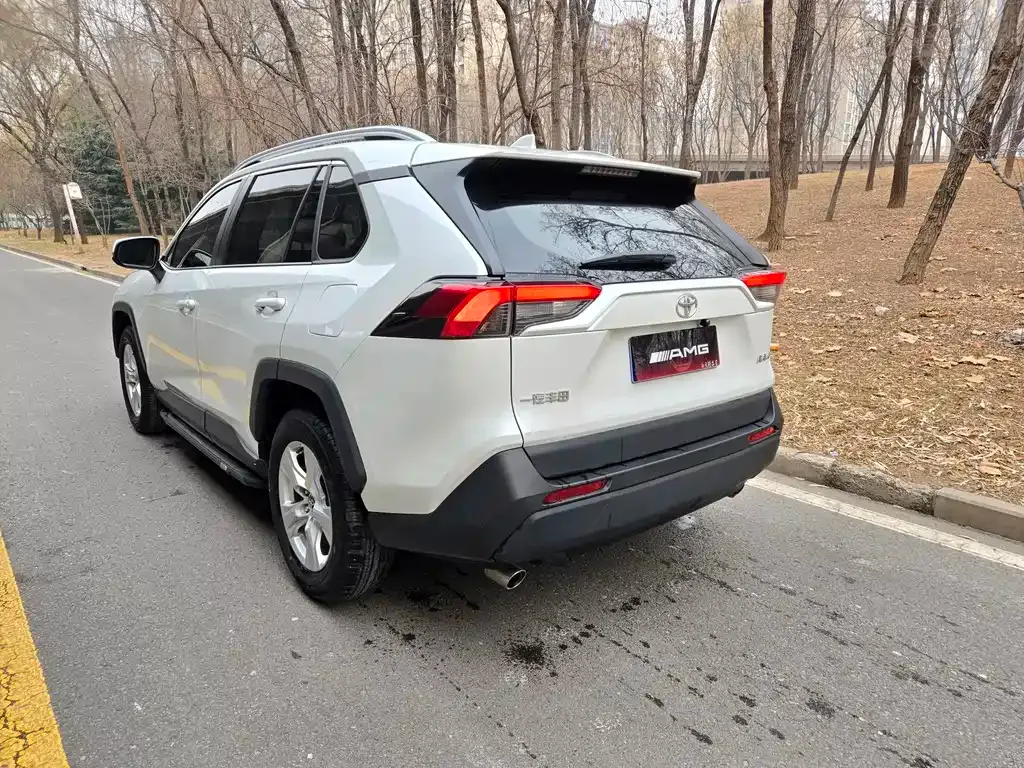 Toyota RAV4 — фото 8