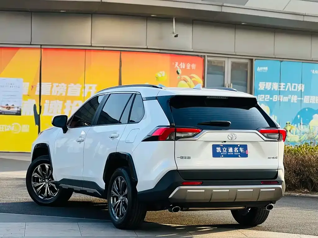 Toyota RAV4 — фото 5