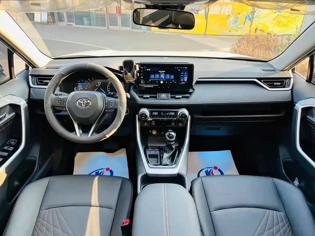 Toyota RAV4 — фото 4