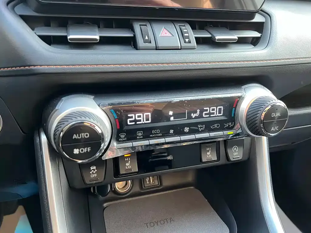 Toyota RAV4 — фото 10