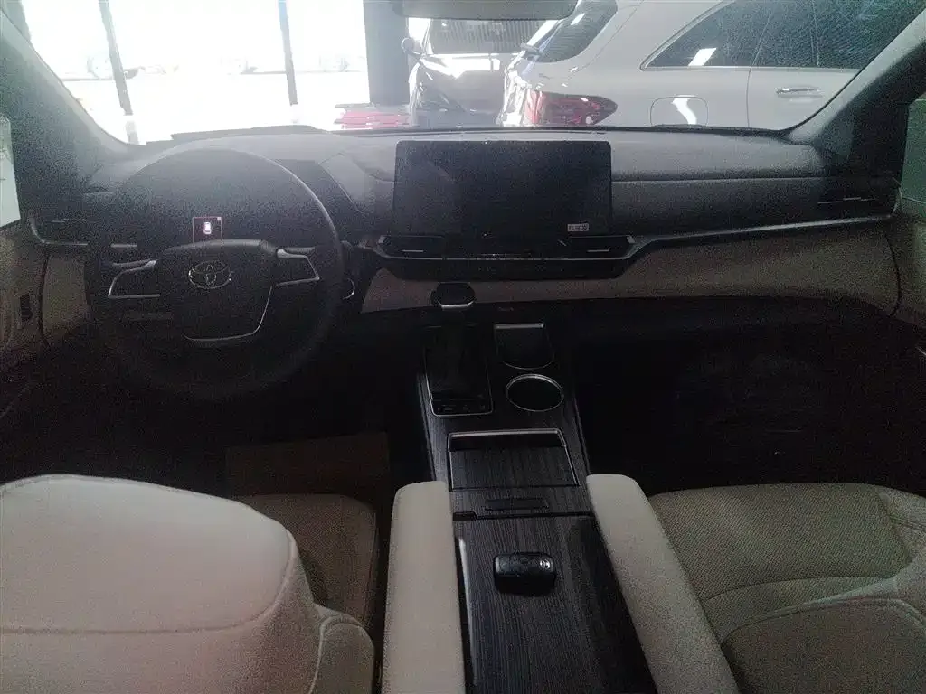 Toyota Granvia — фото 2