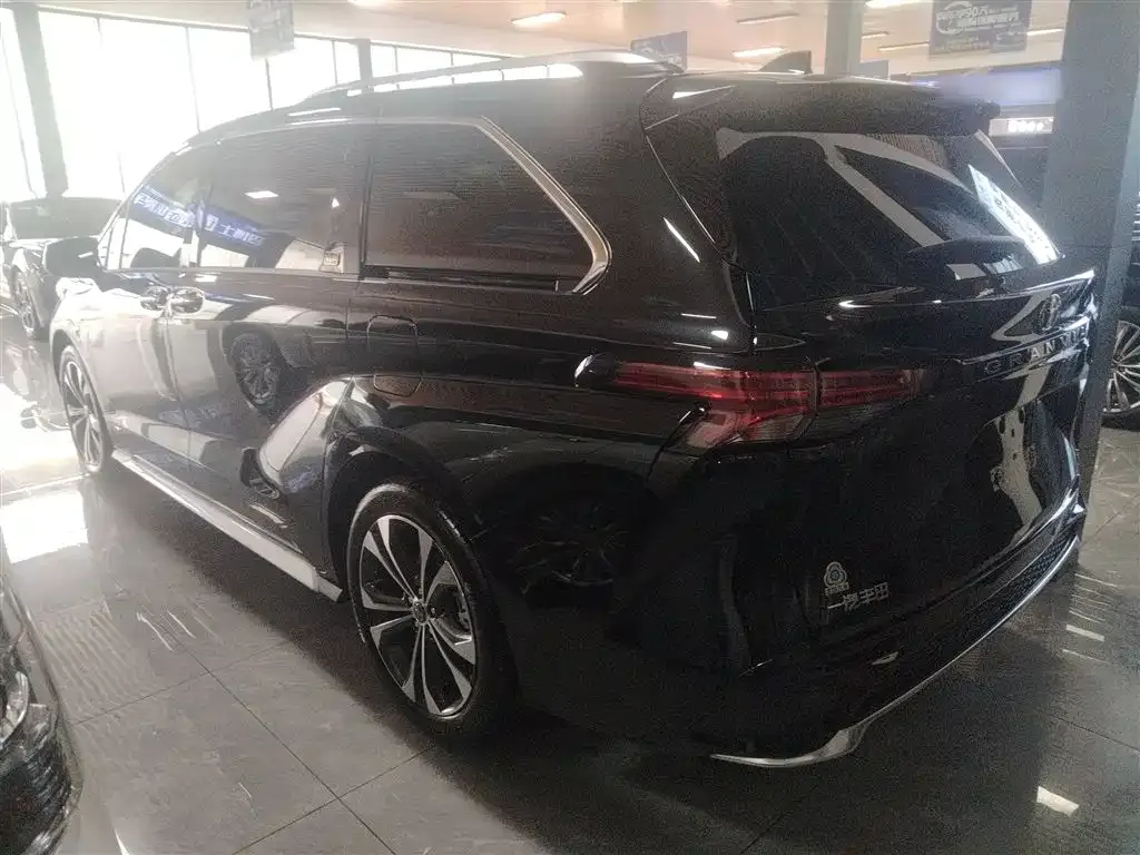 Toyota Granvia — фото 4