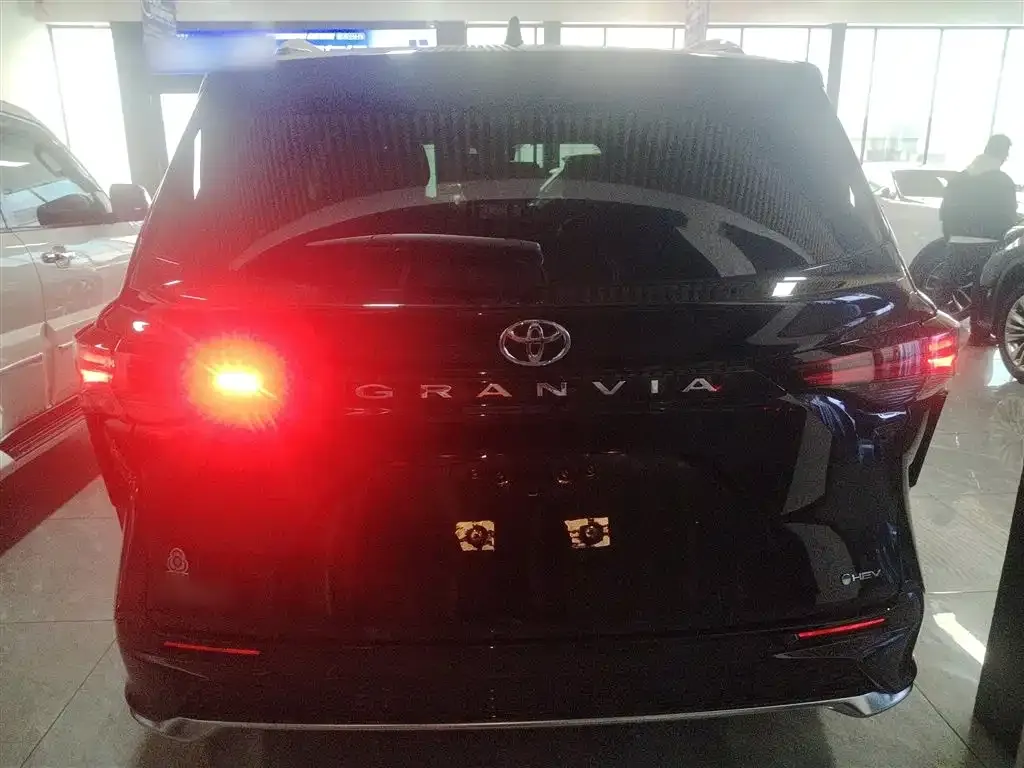 Toyota Granvia — фото 3