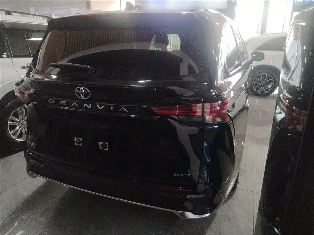 Toyota Granvia — фото 7