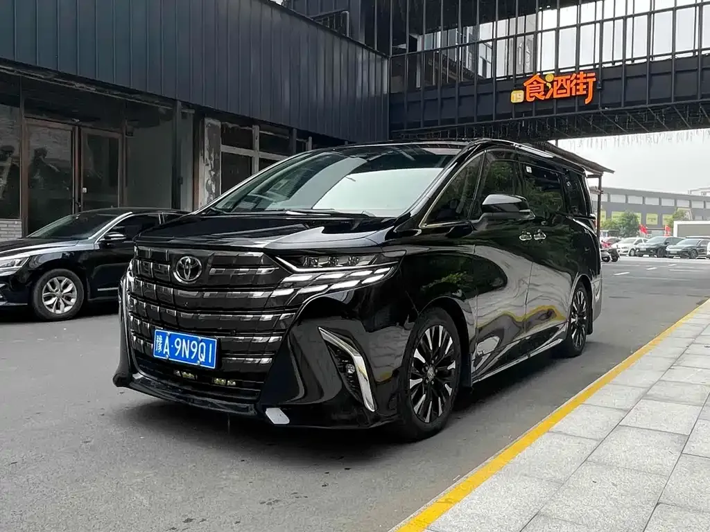 Toyota Alphard — фото 1