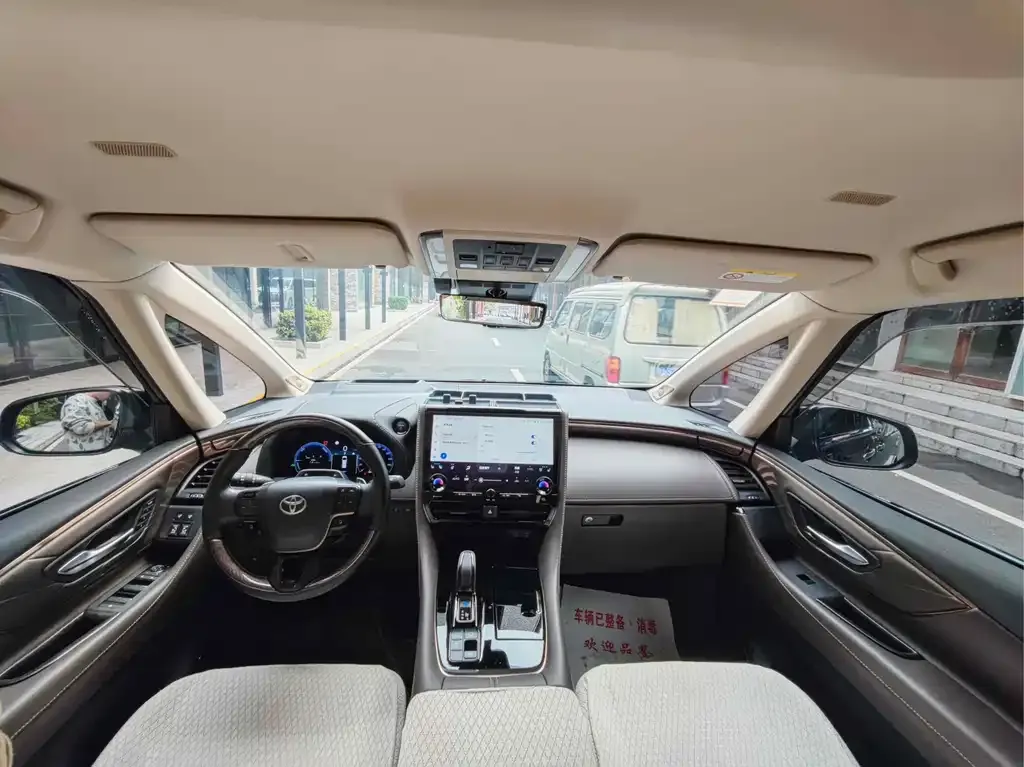 Toyota Alphard — фото 5