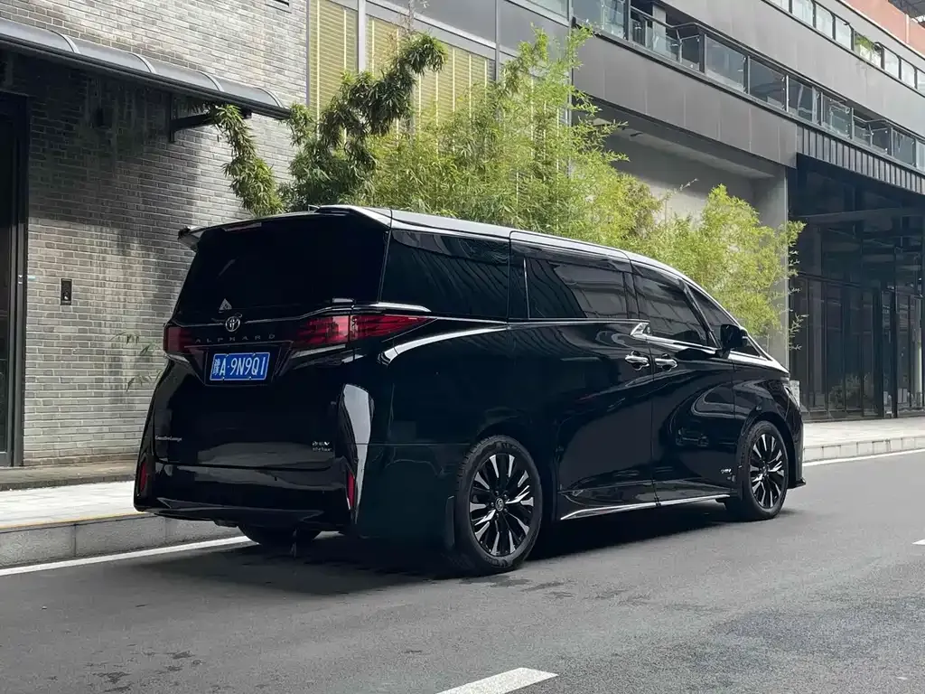 Toyota Alphard — фото 8