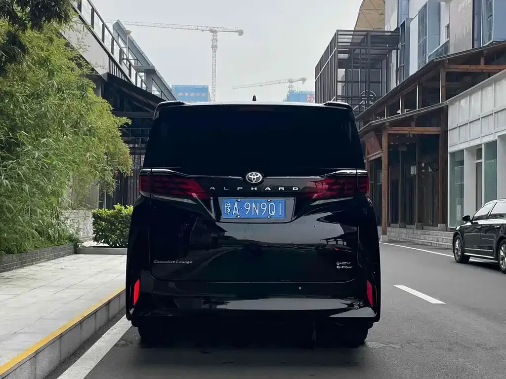 Toyota Alphard — фото 3