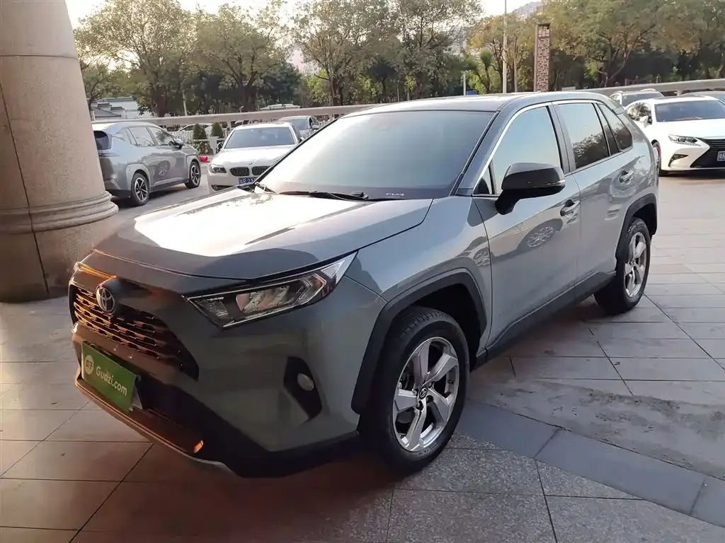 Toyota RAV4 — фото 1