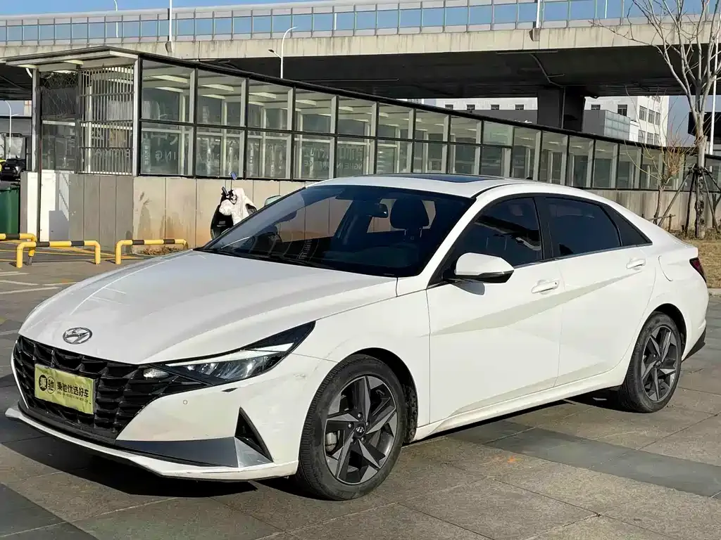 Hyundai Elantra — фото 1